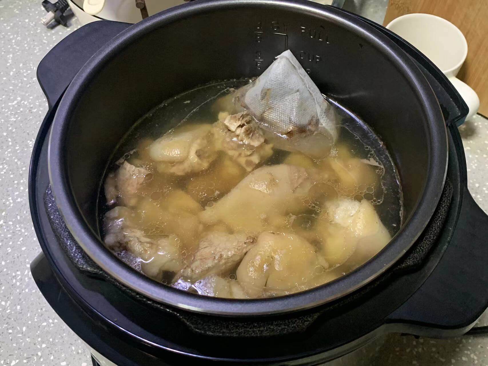 高压锅炖好的猪手,软糯糯