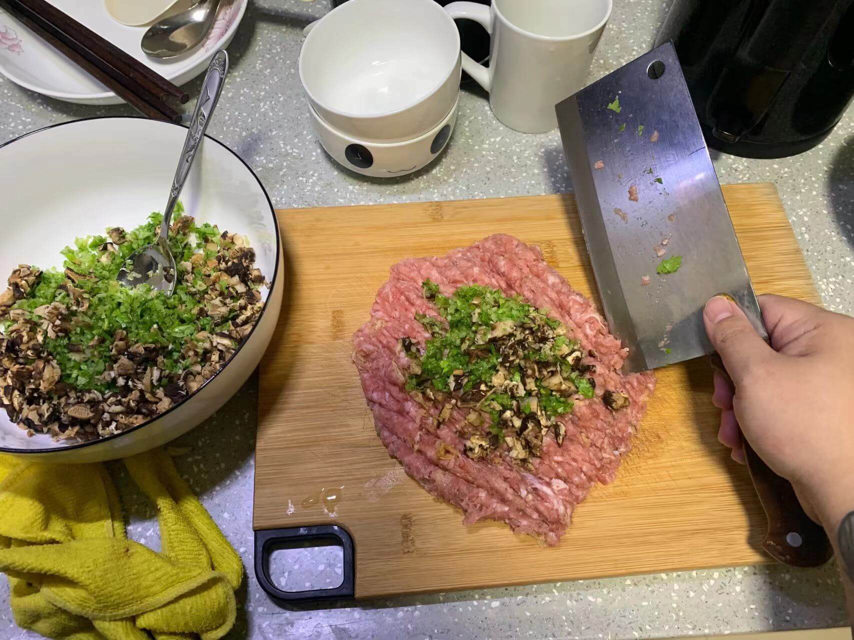 加入香菇末和芹菜末