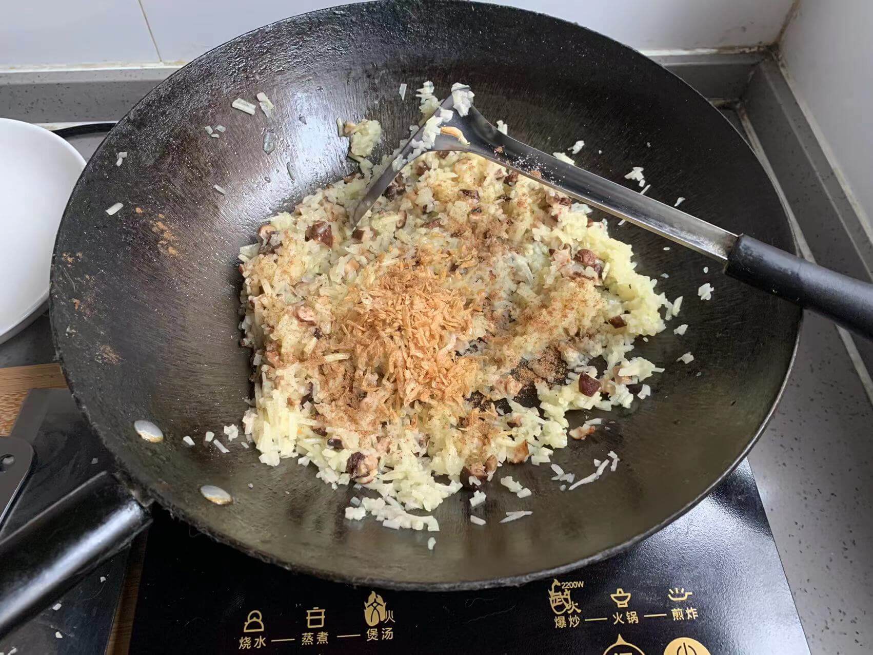 撒入虾皮,撒上一层五香粉