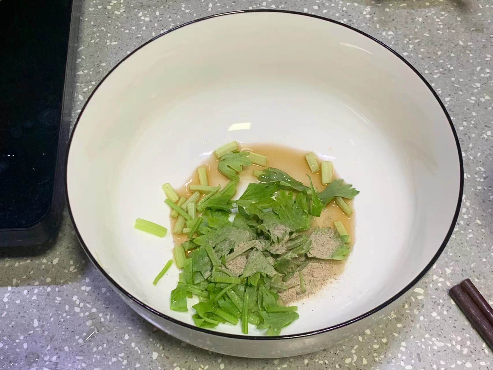 用芹菜粒 + 胡椒粉 + 鱼露做汤底