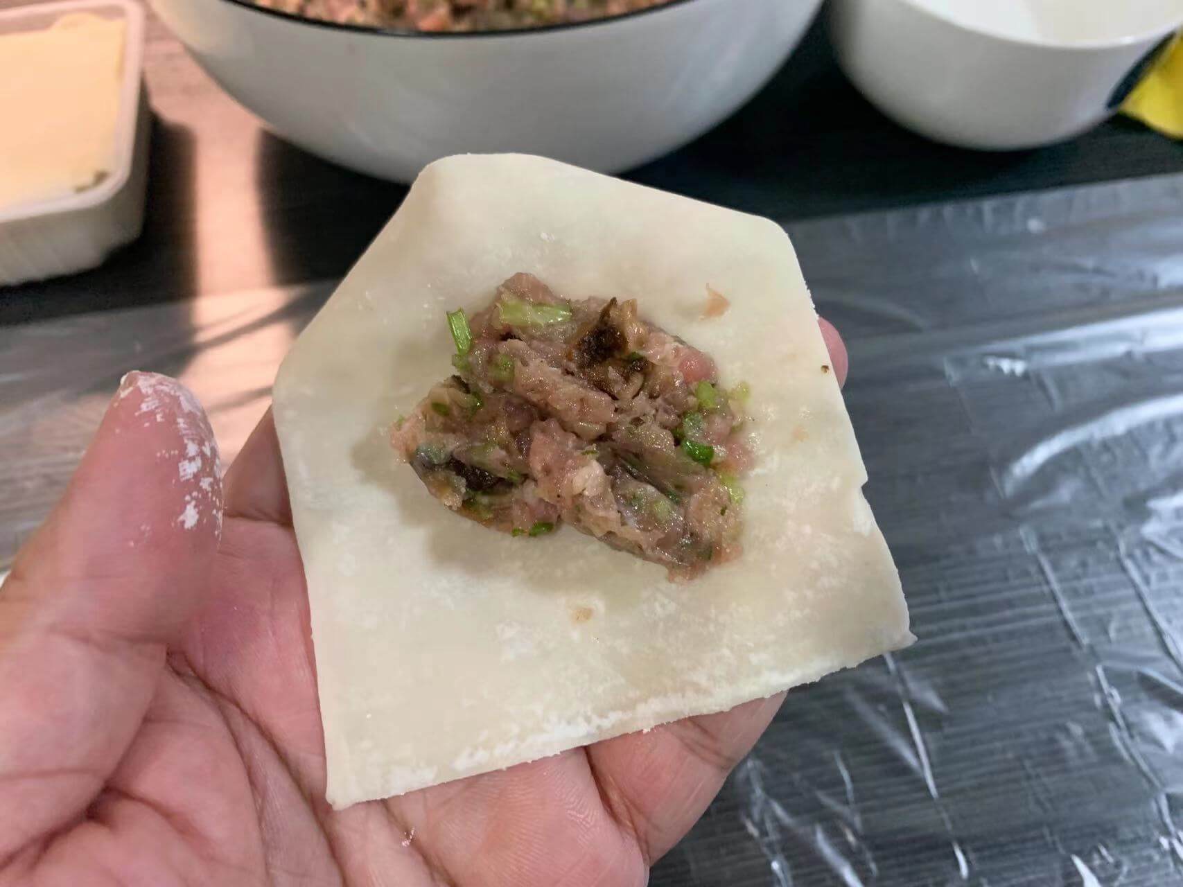 放上适量的馅