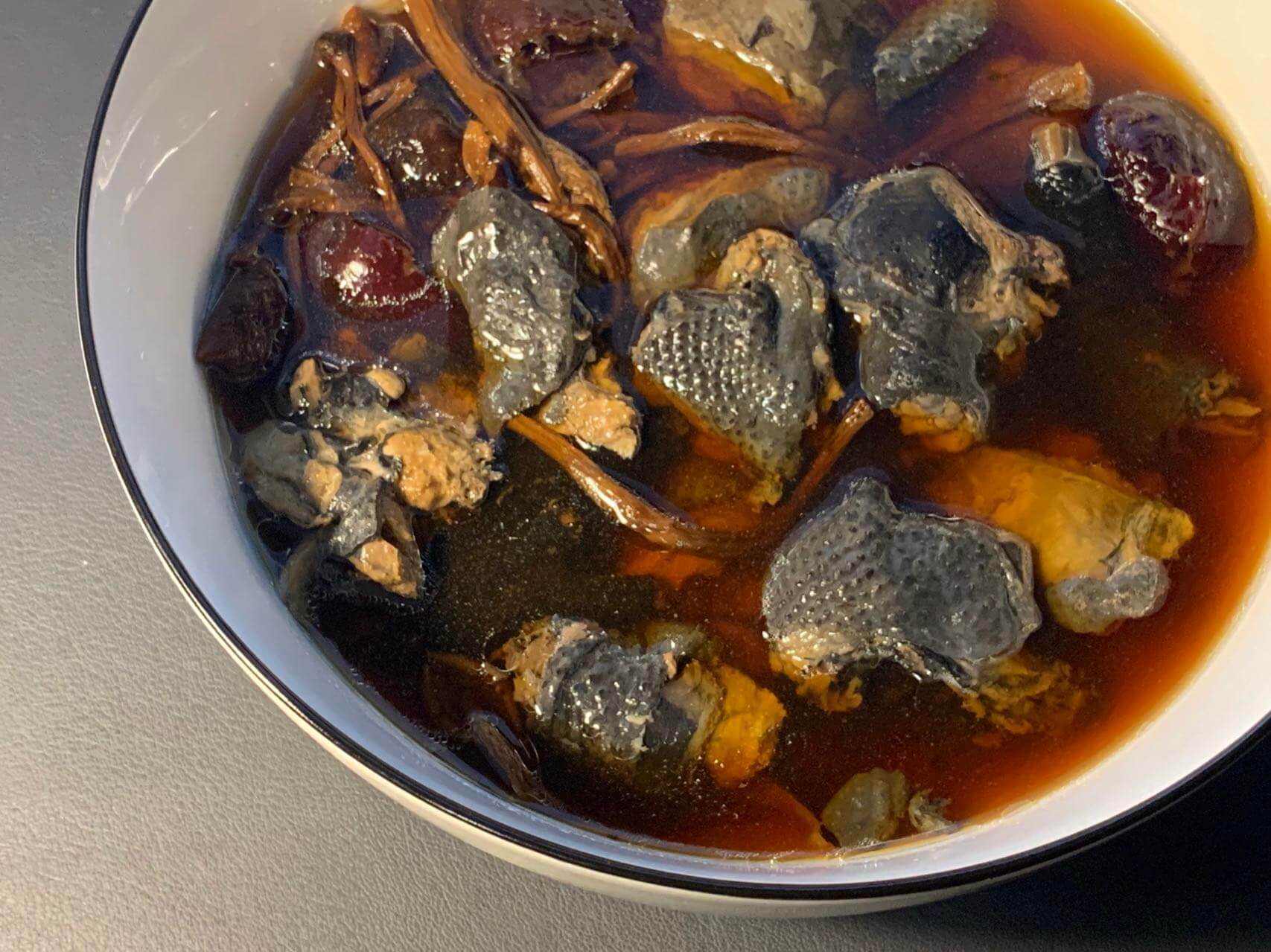 成品图:茶树菇红枣乌鸡汤