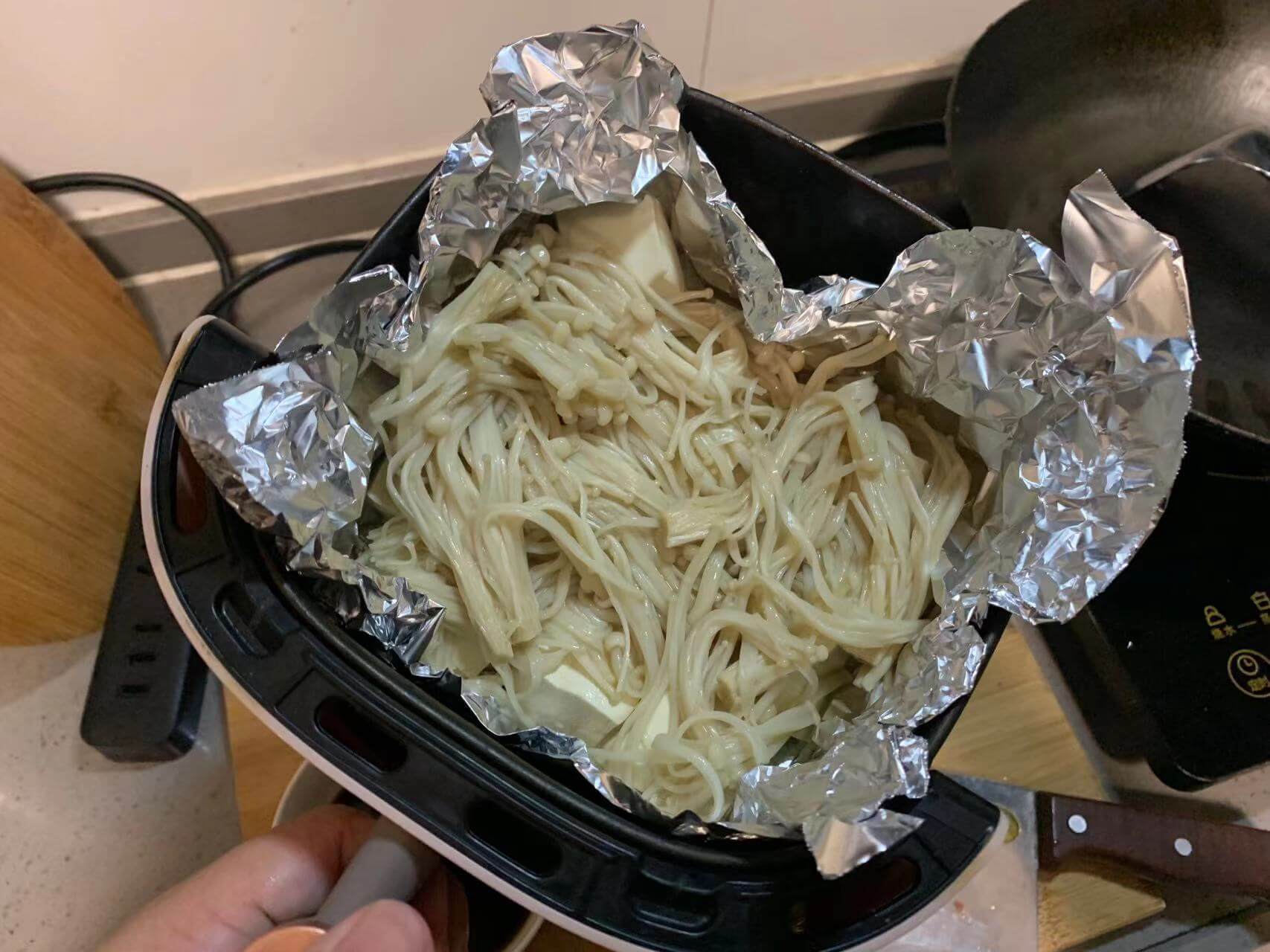 码好的豆腐和金针菇