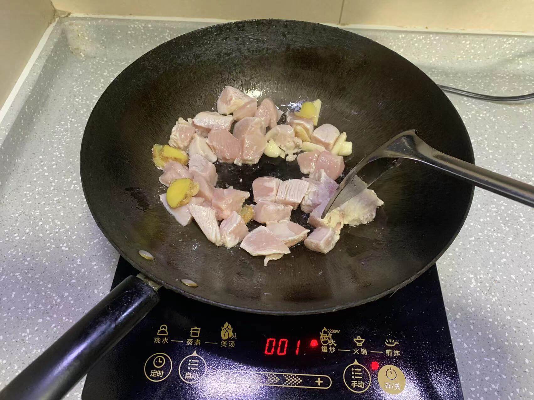 先翻炒变色