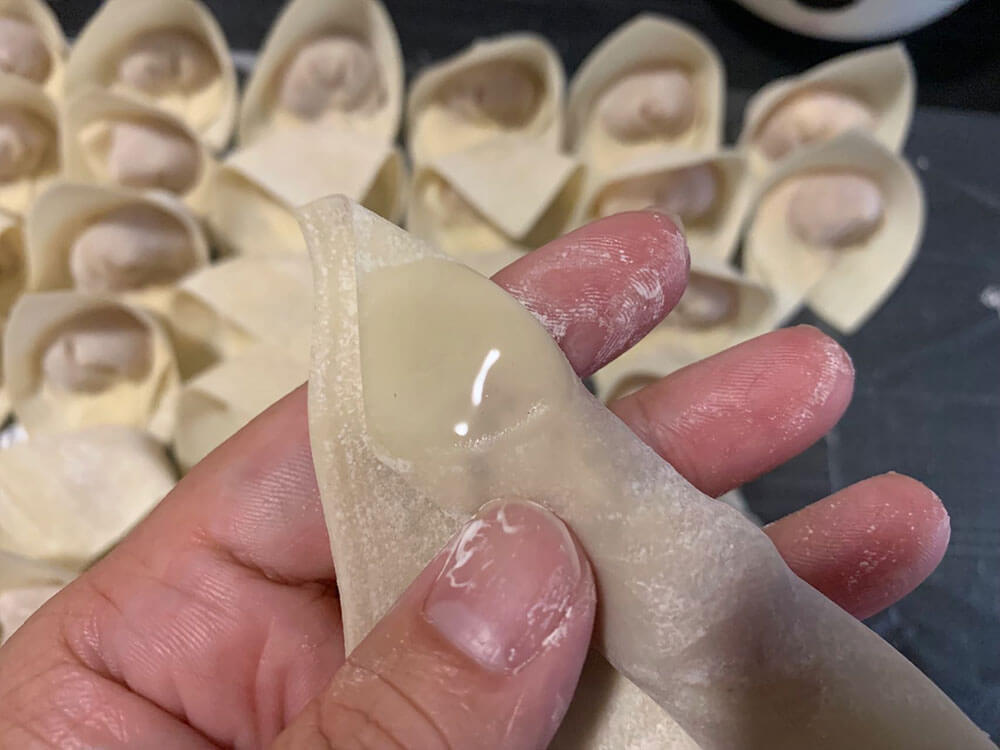 右手食指沾点水,点在左上角