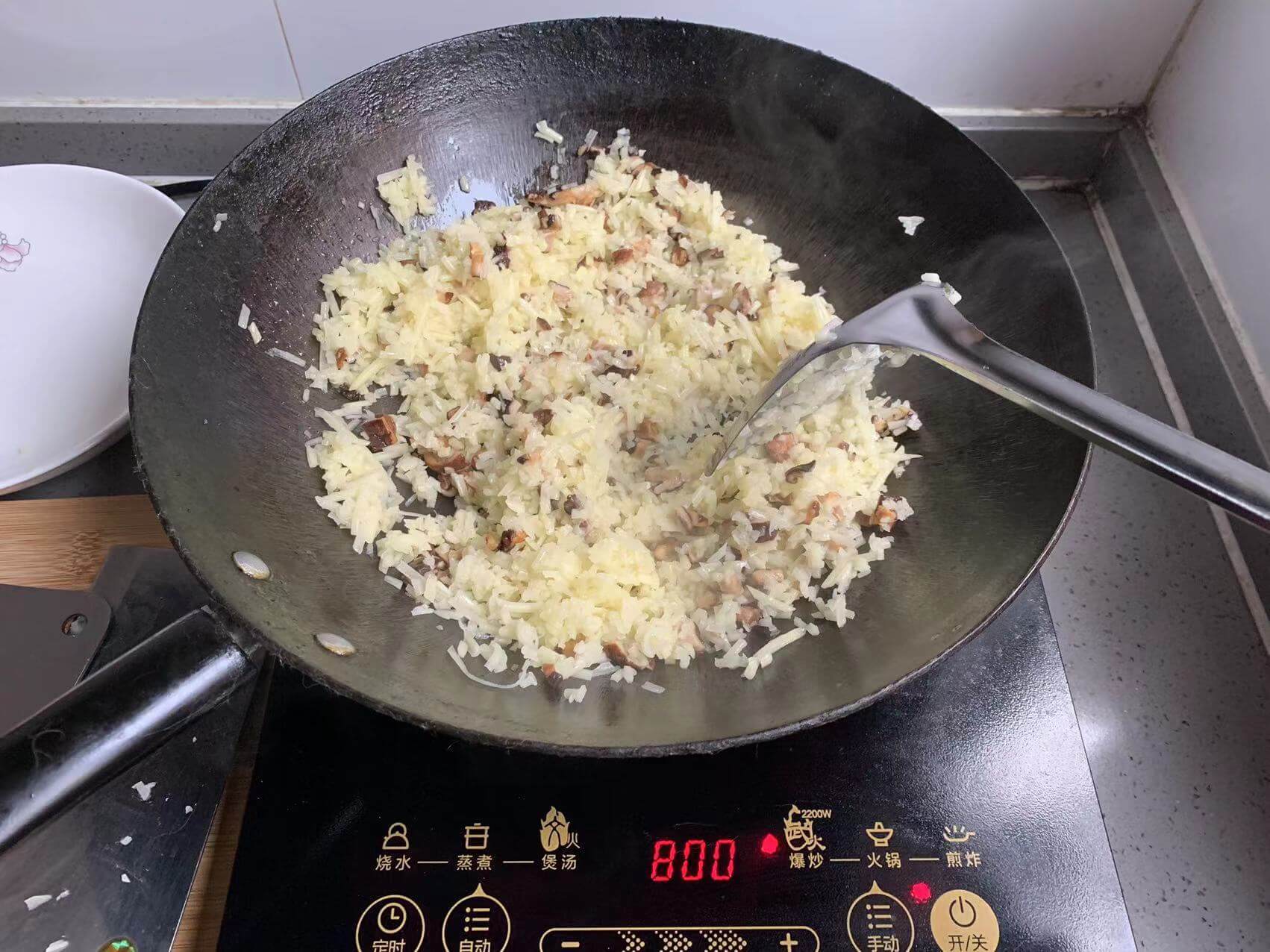 土豆细粒也倒进去翻炒