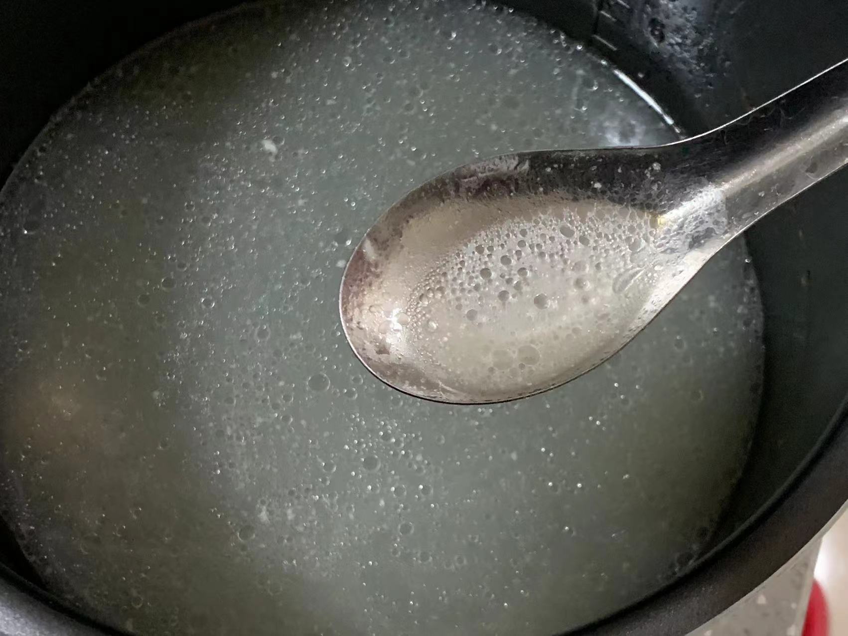 把上面的油脂尽量去掉