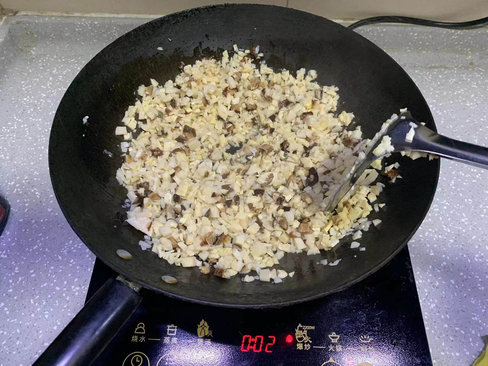 然后笋粒也倒进去炒
