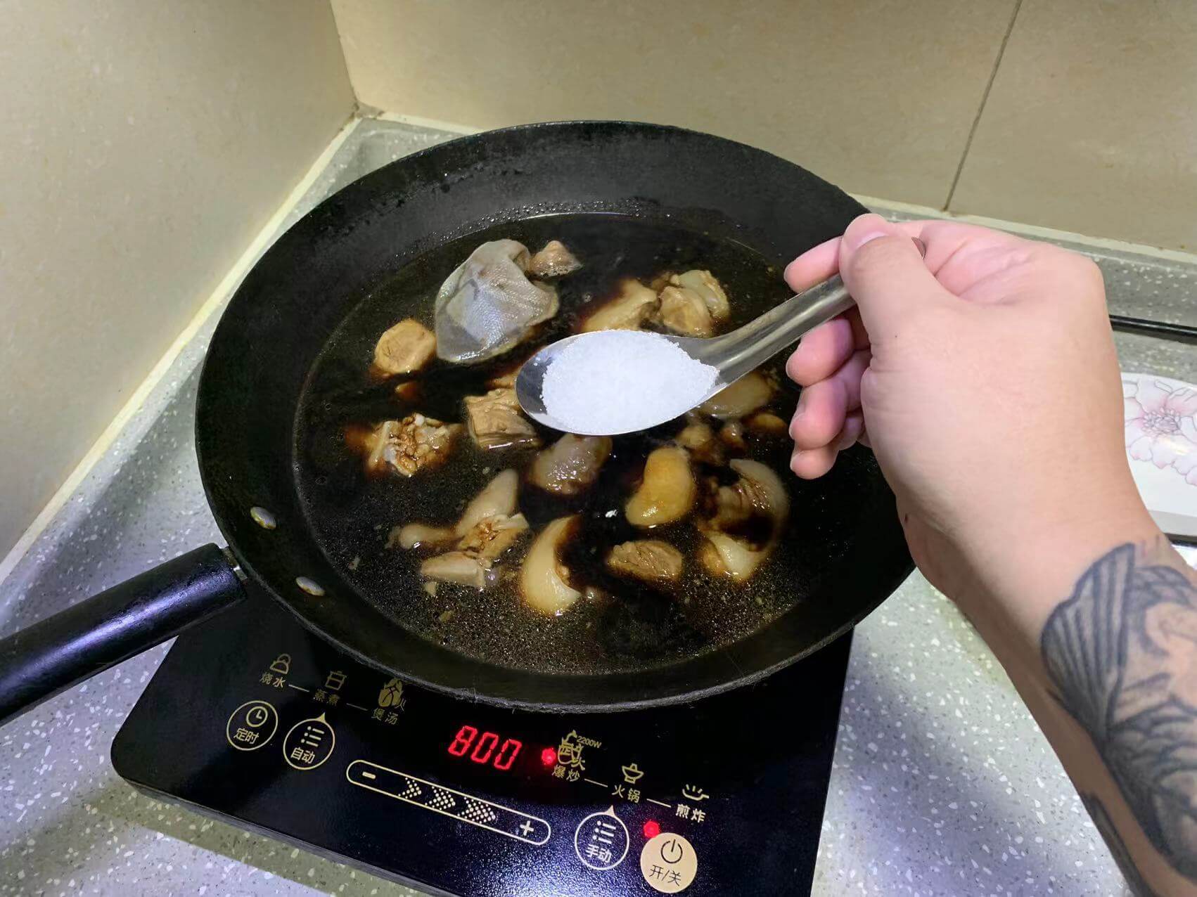 加入白糖,这是一汤勺的量