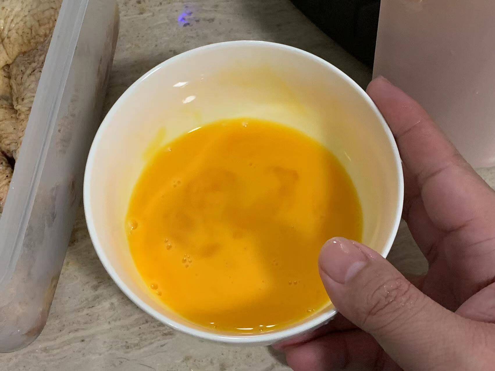 鸡蛋直接打散即可