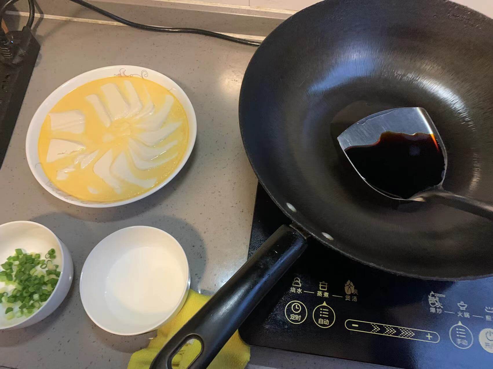 加入大约三分之二锅铲的生抽酱油