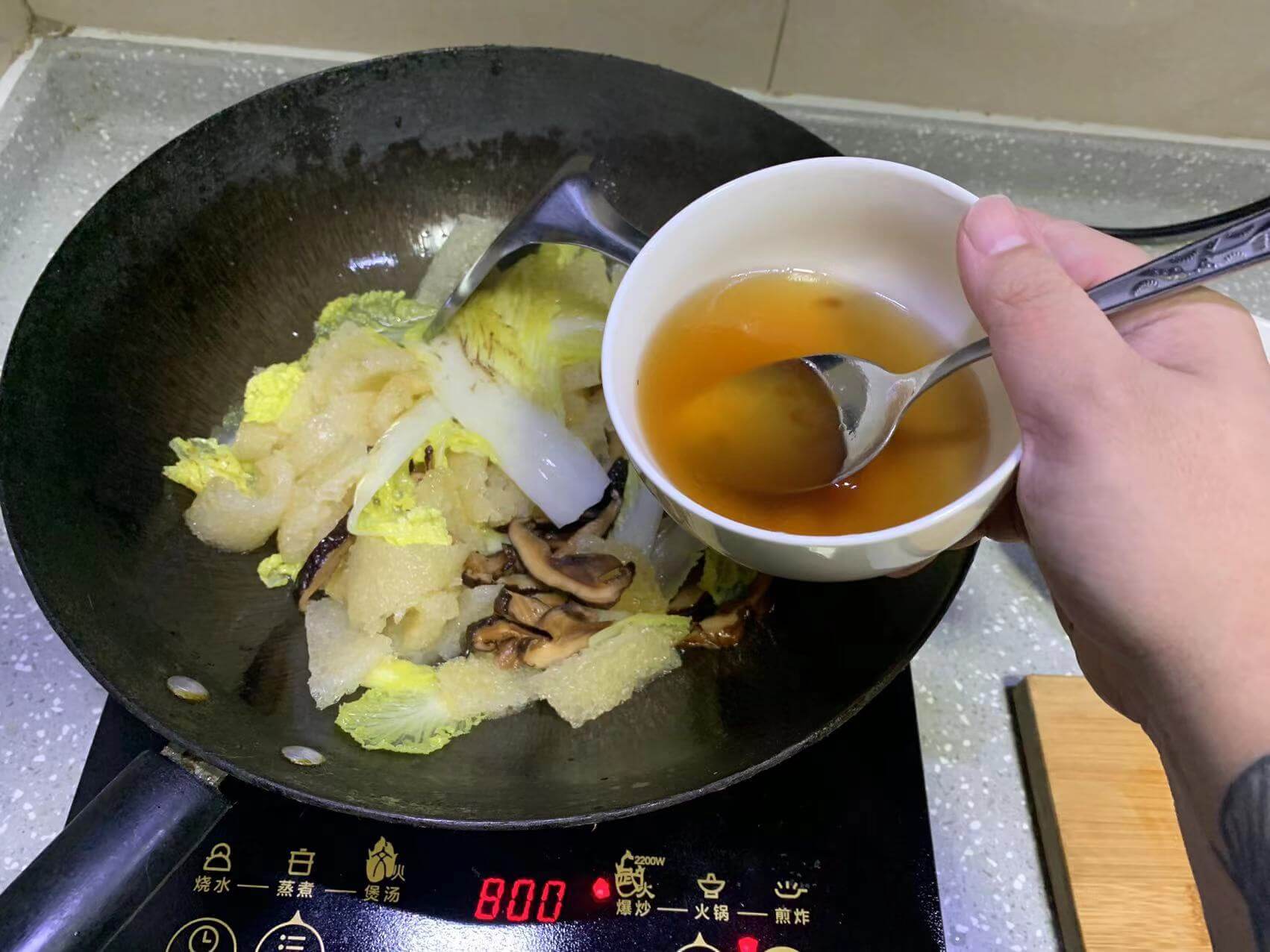 倒入蚝油