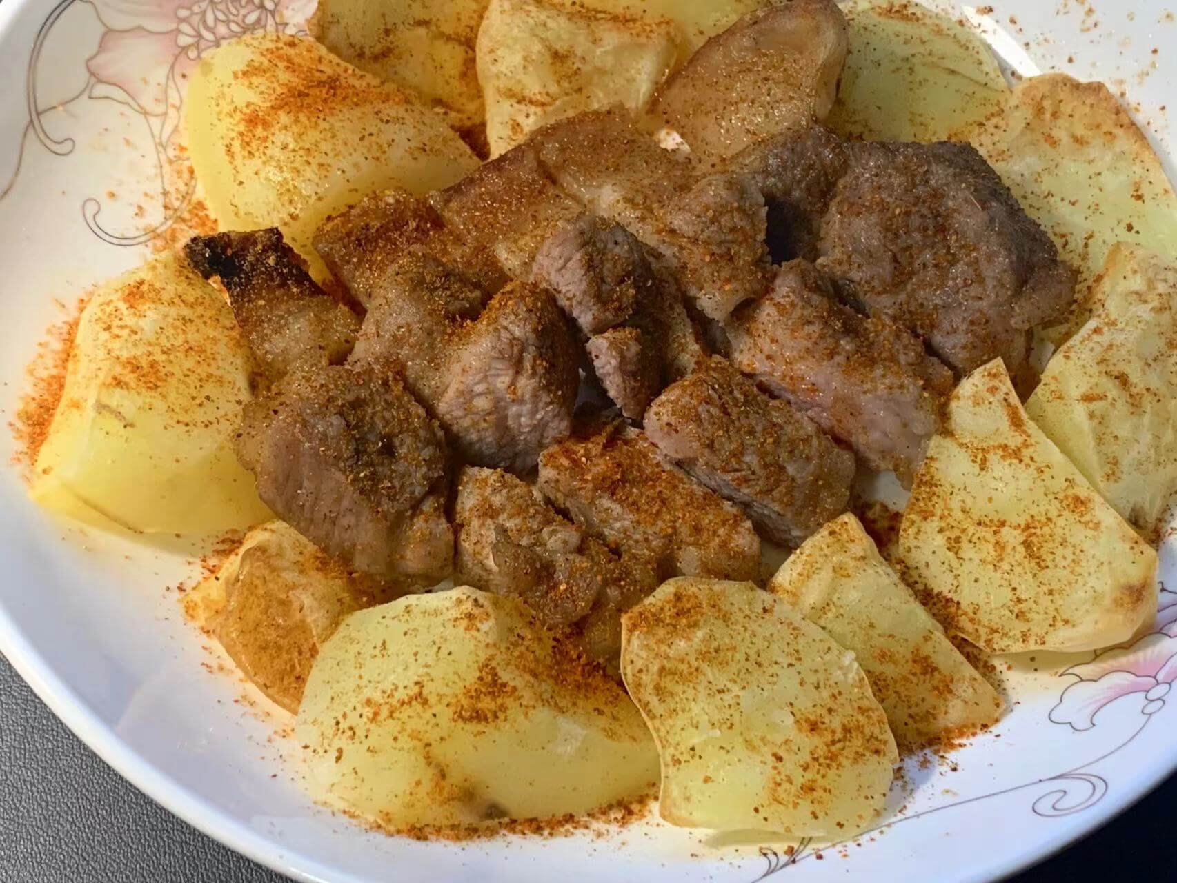 成品图:土豆烤脆皮梅头肉