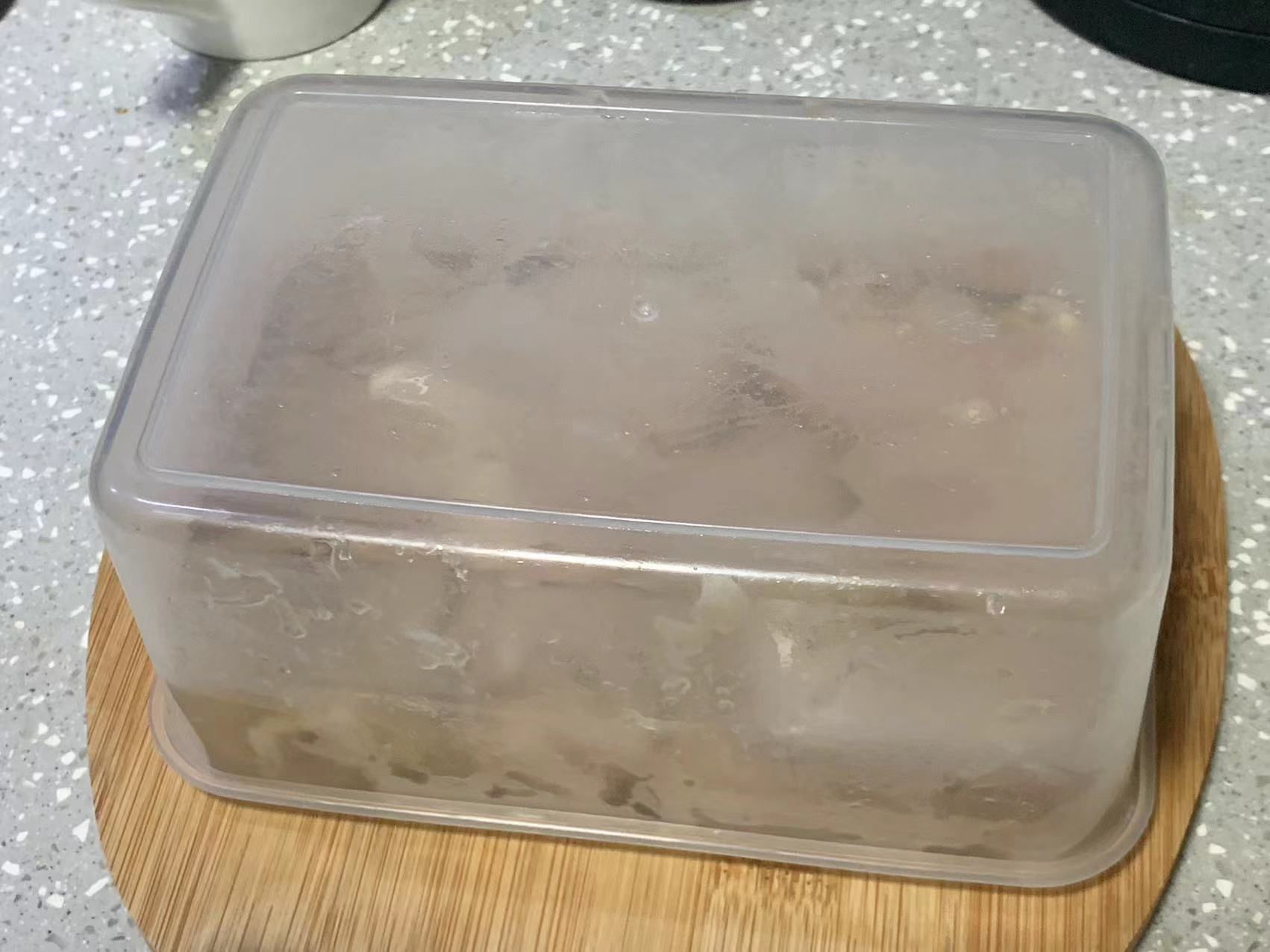倒扣在熟食砧板上