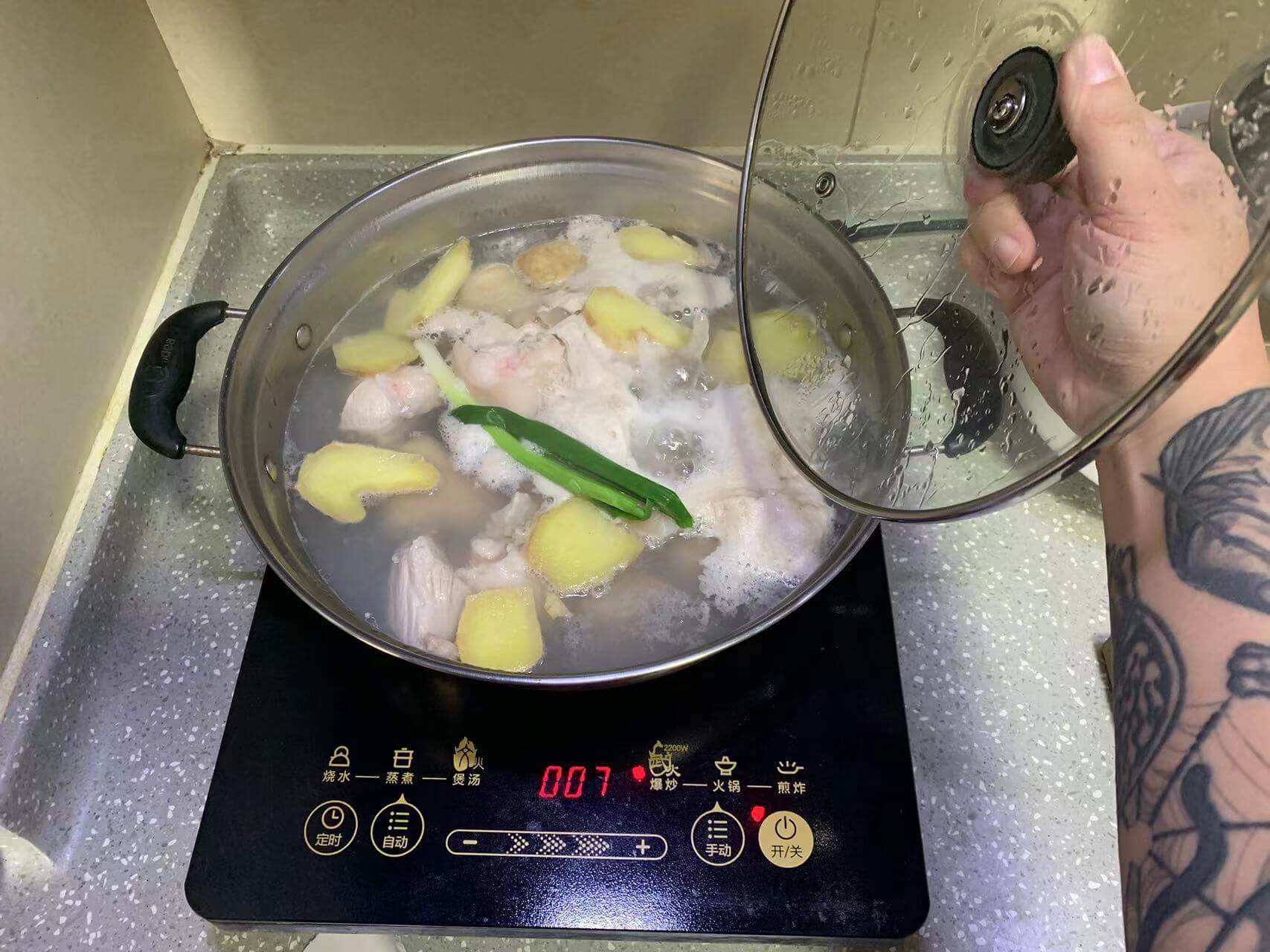 大火煮到沸腾即可,刮走浮沫