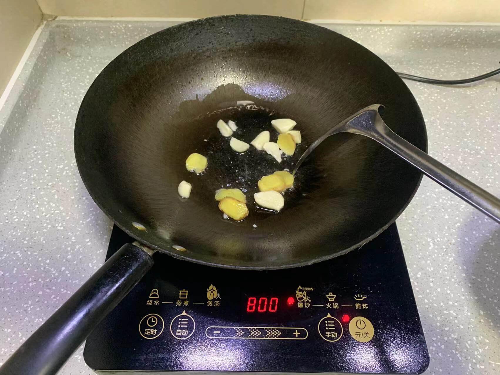 先爆香姜蒜
