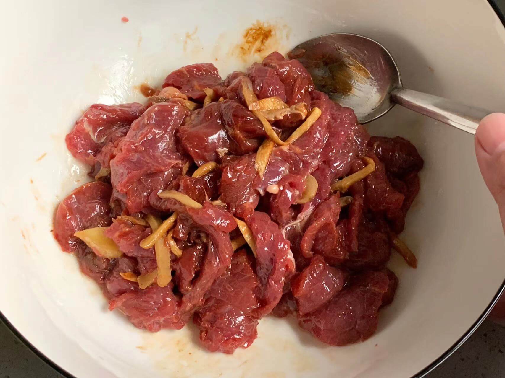 全部抓匀腌制