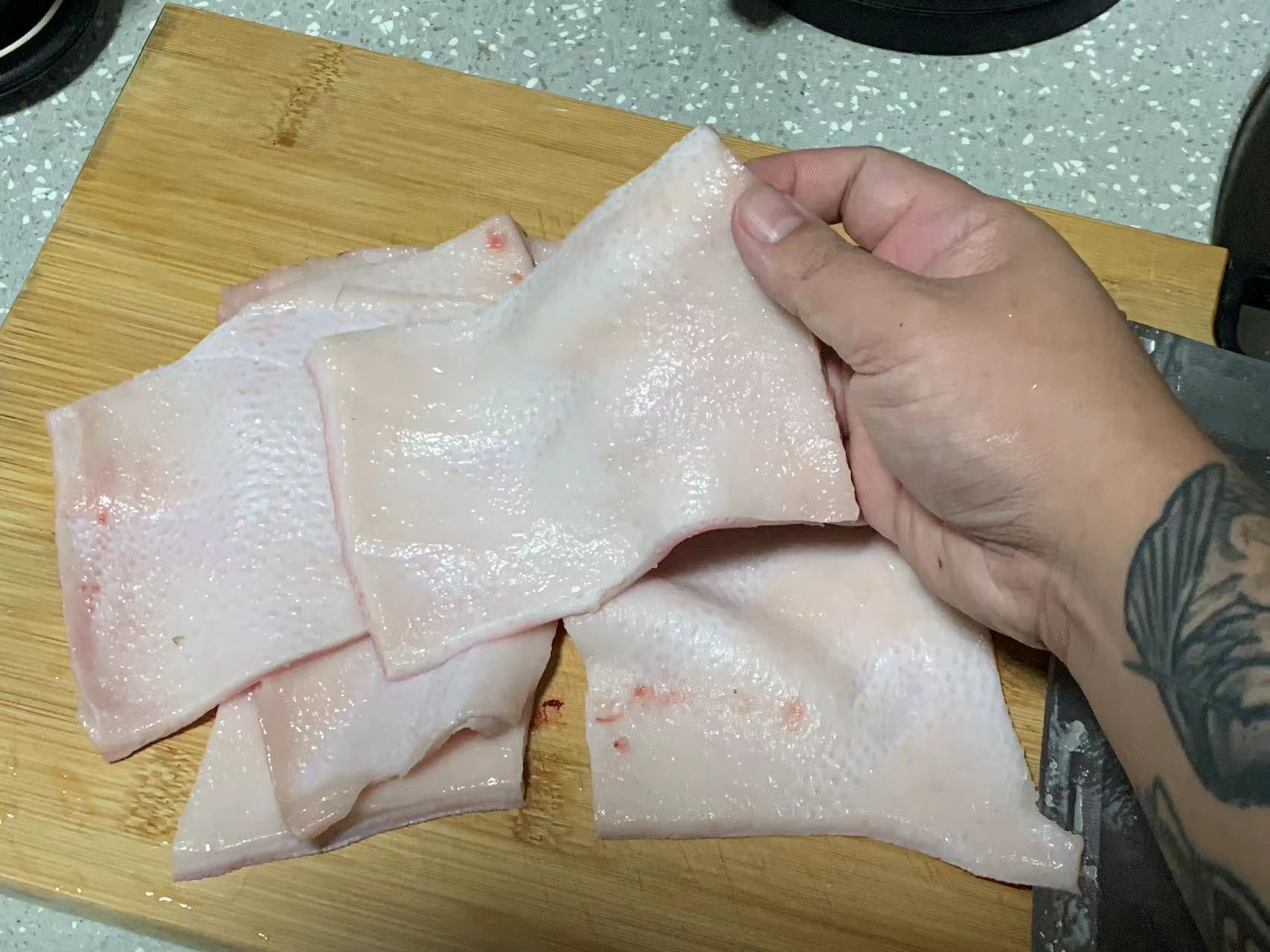 猪皮切成大片