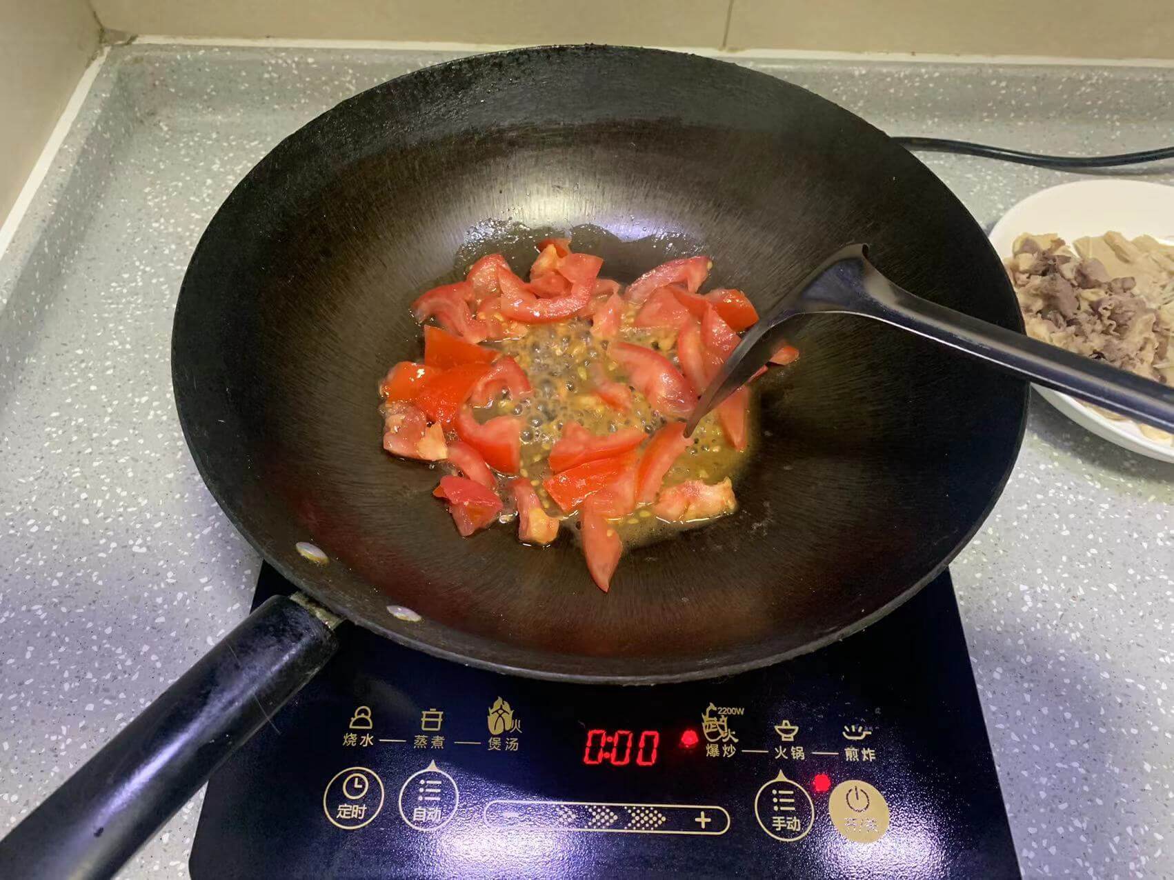 翻炒一下番茄