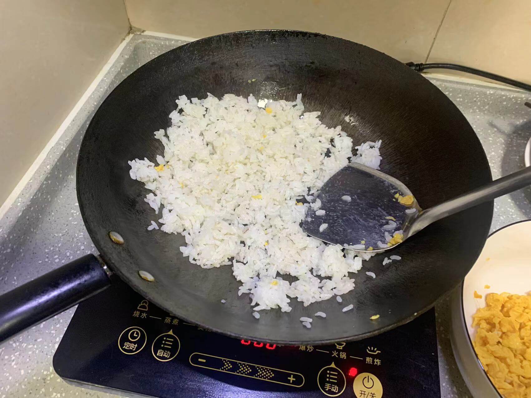用锅铲切小块后,继续用锅铲压散