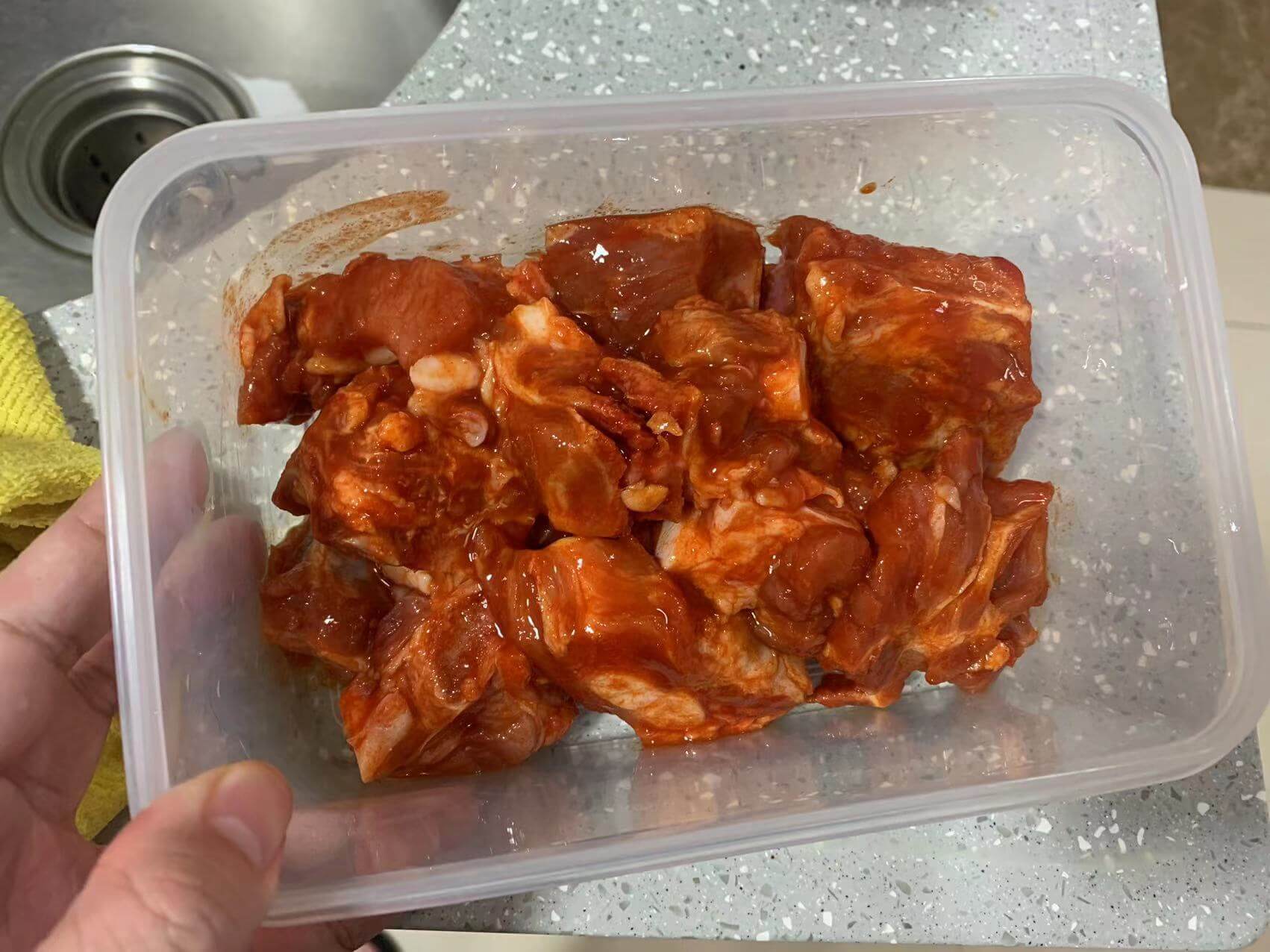 抓匀了腌料的排骨