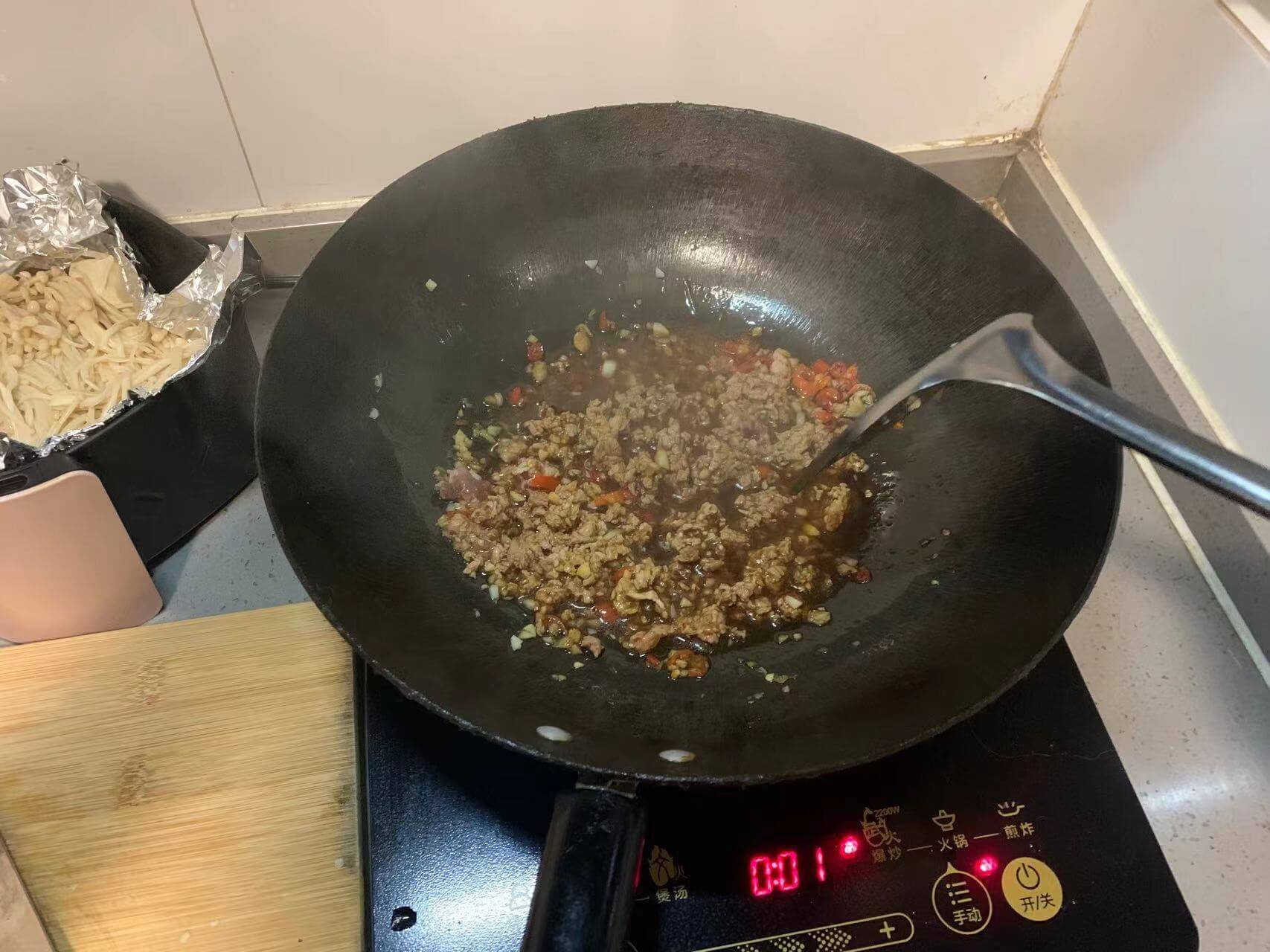 把肉末炒散炒匀