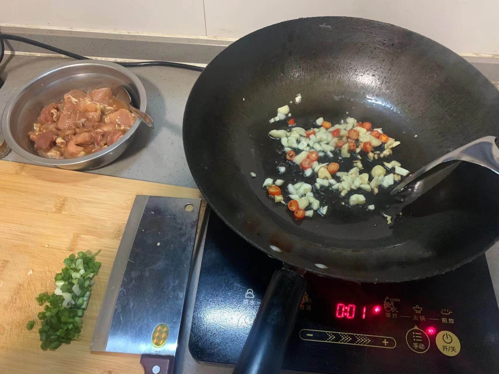 爆香蒜末和椒圈