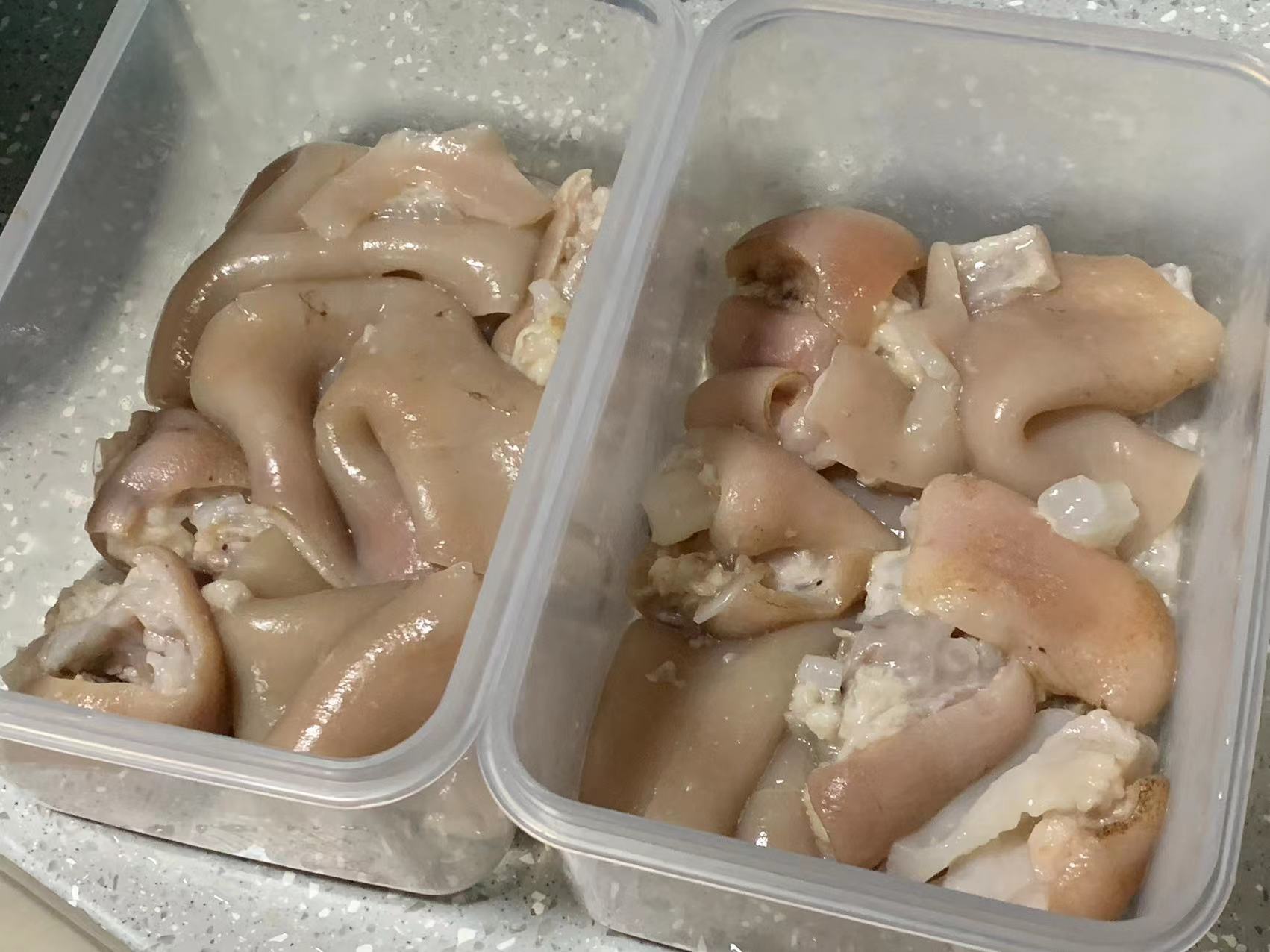 食材先在保鲜盒里码好