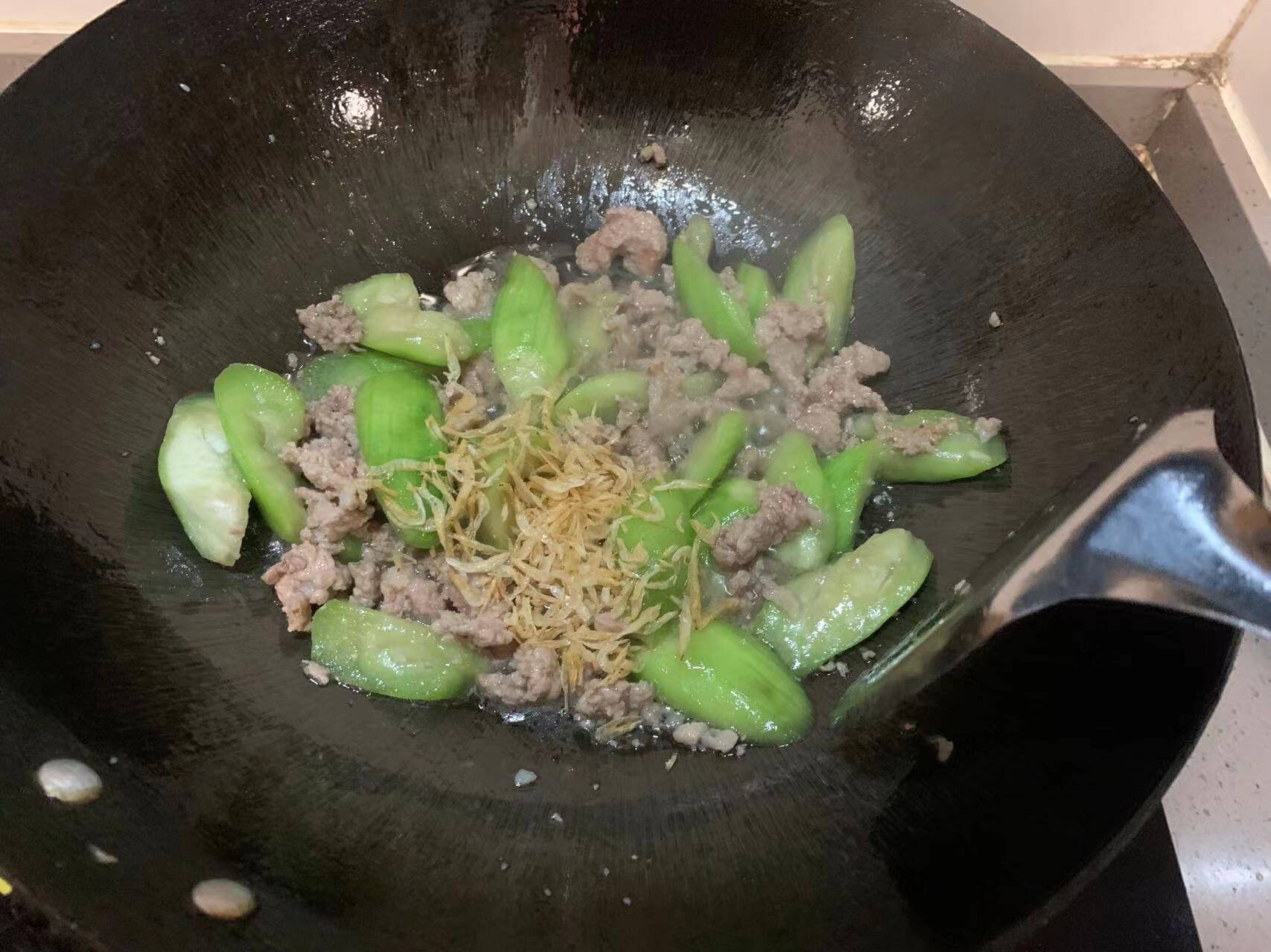 加入鱼露和虾皮