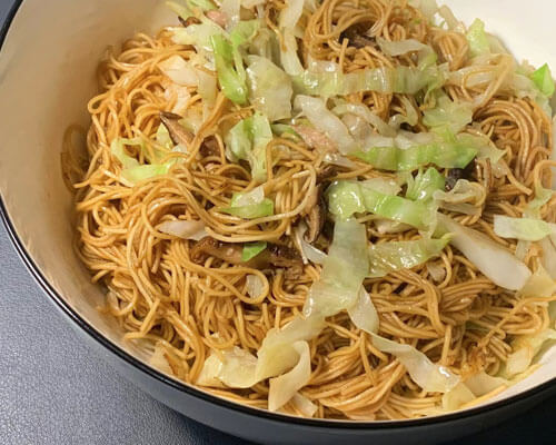 省钱菜谱:3.6元的包菜丝蚝油炒面(10min)