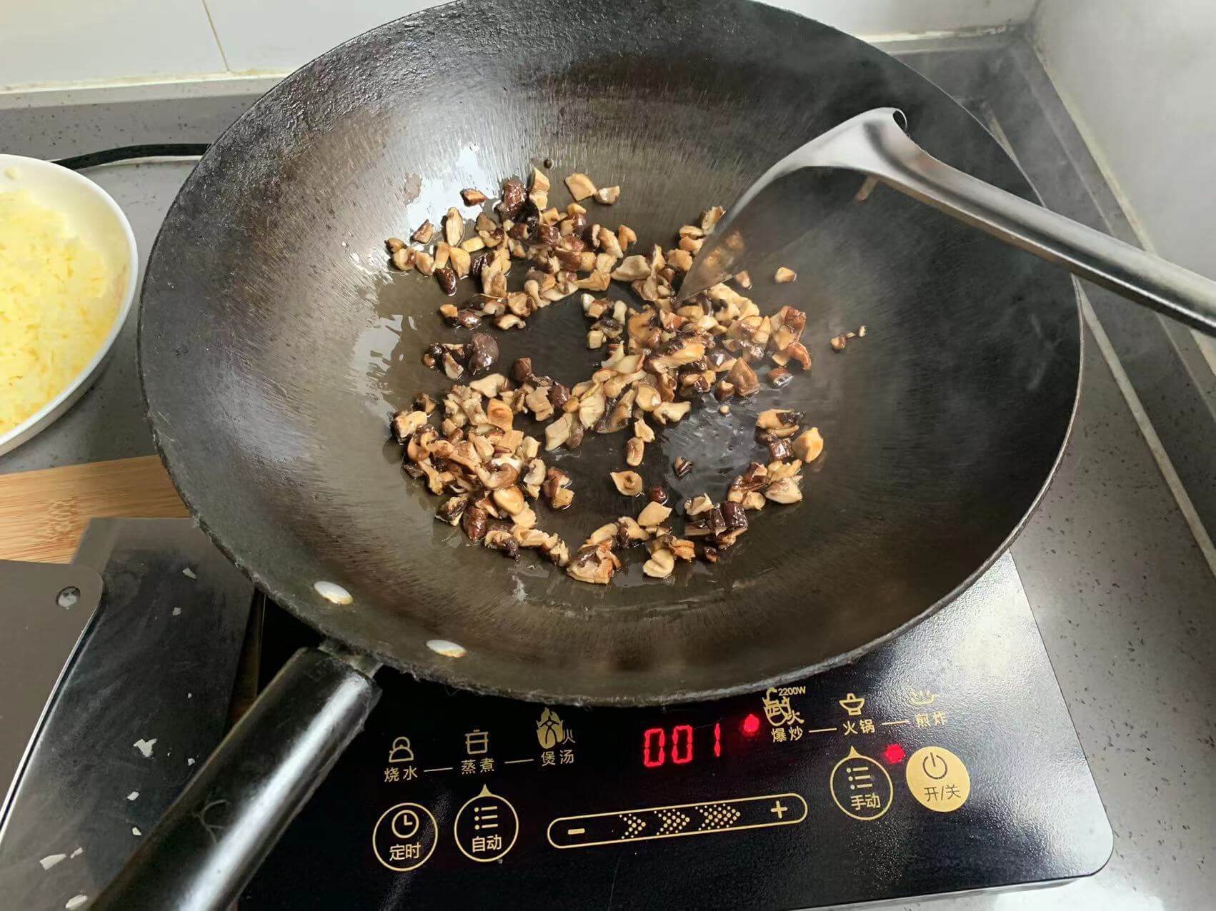 先把香菇粒爆香