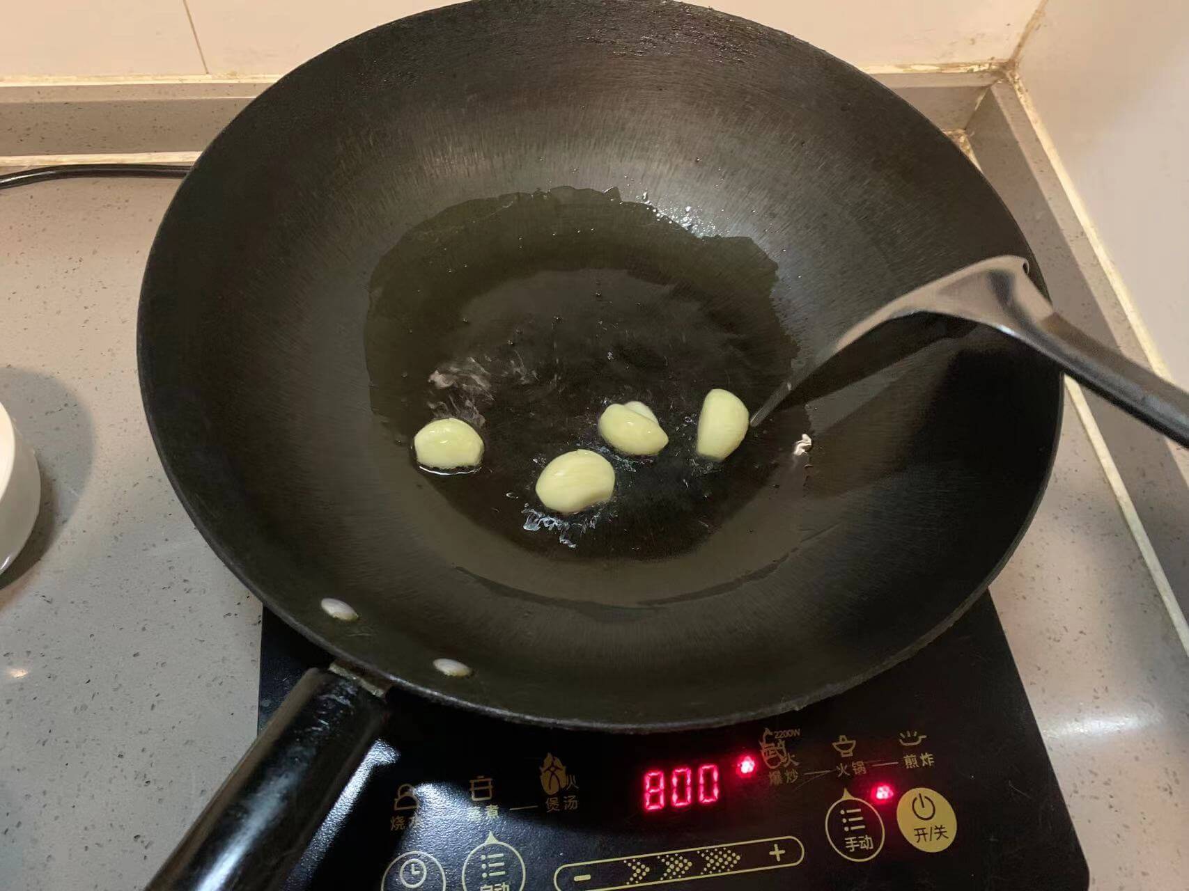 先爆香蒜瓣