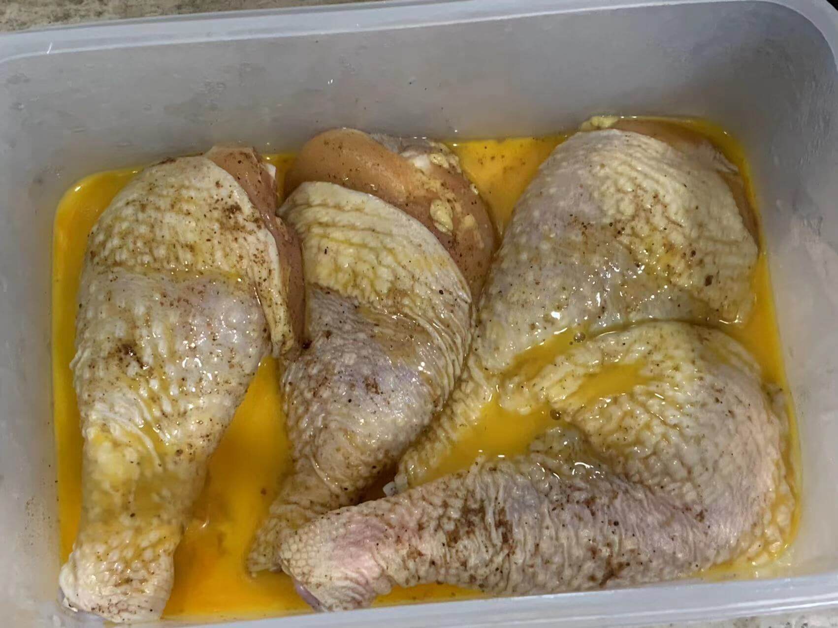 把蛋液倒进保鲜盒里