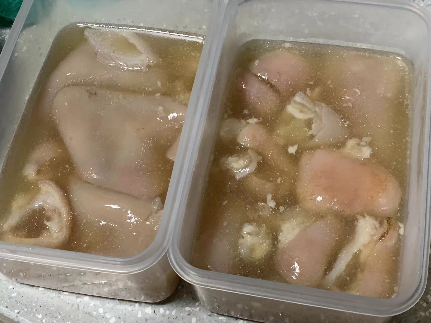 倒入保鲜盒里淹没食材即可