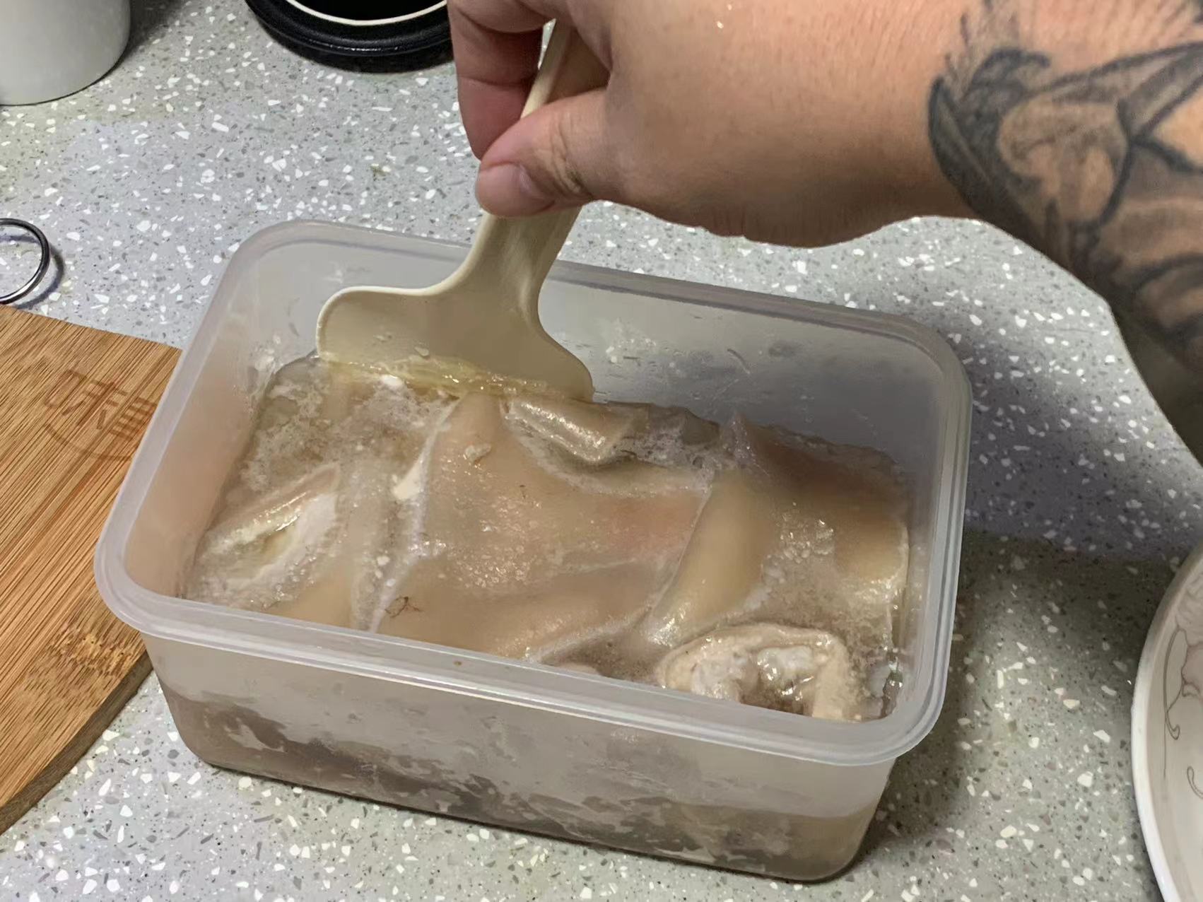 用盛饭的饭勺把四周稍微切一下