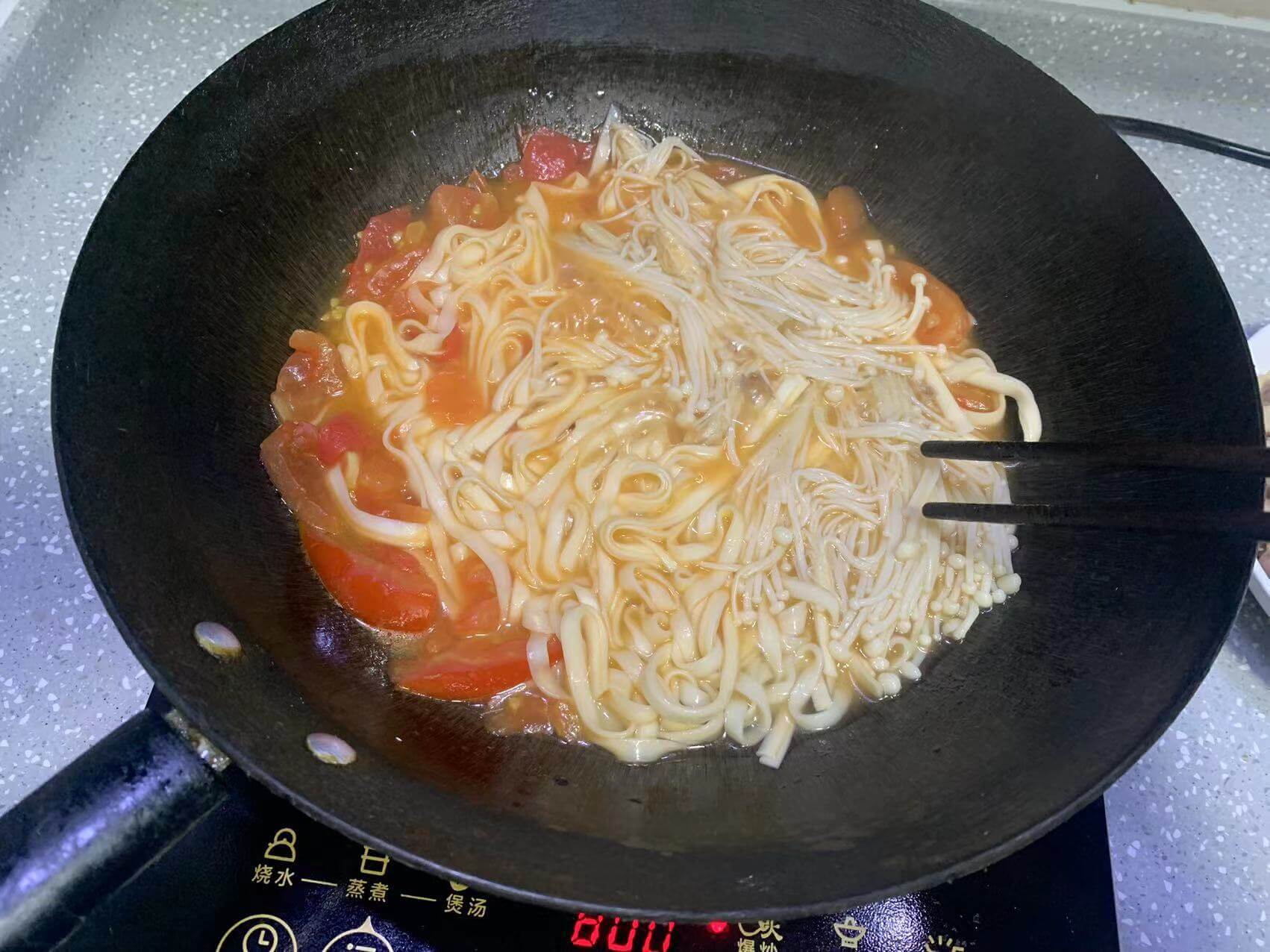 金针菇也放进去一起再煮一下