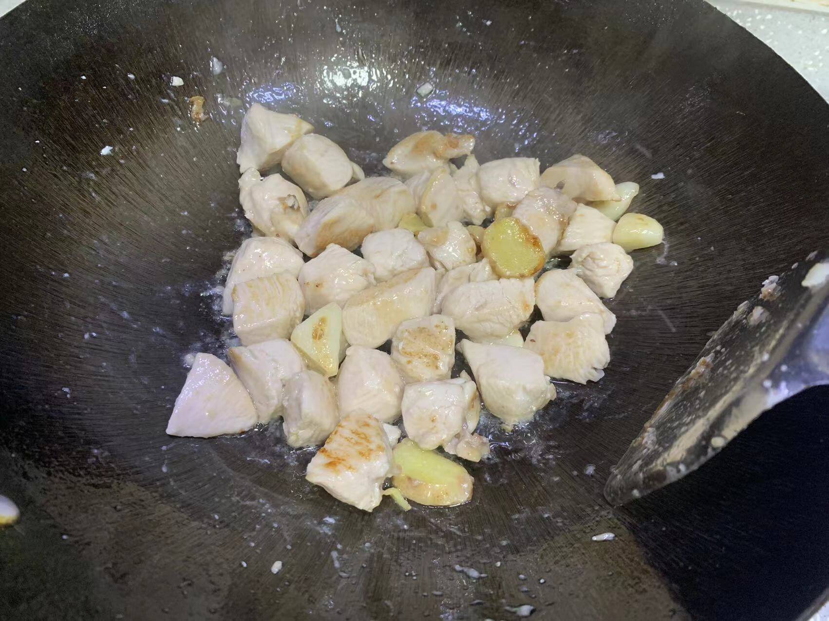 继续炒到表面焦黄