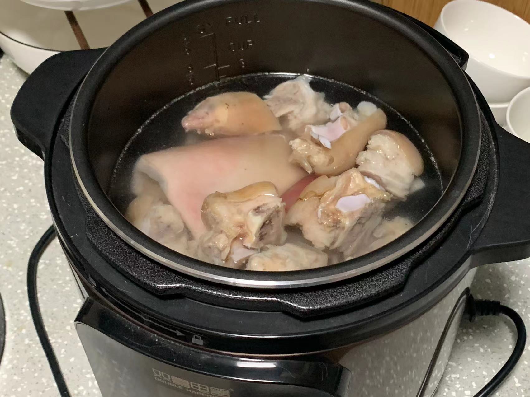 加入热水淹没食材