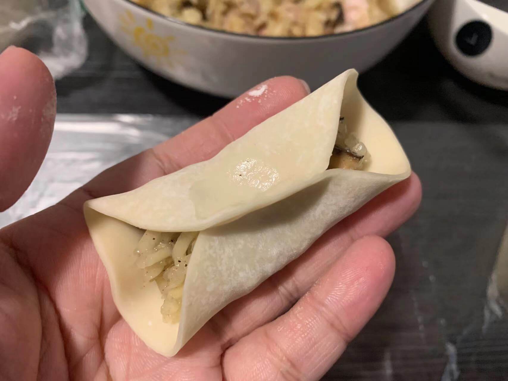 中间拎起来,对折捏紧