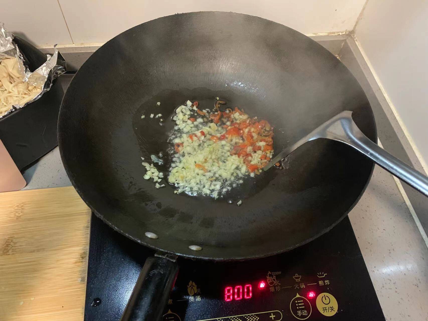 爆香蒜末和指天椒