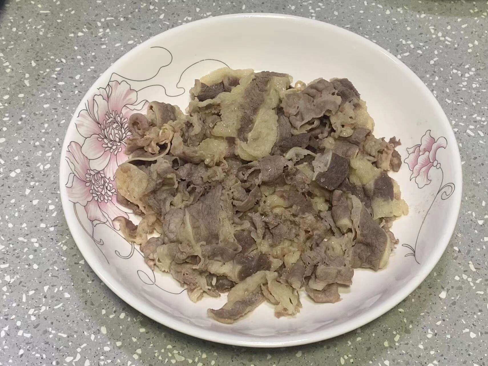 烫熟的肥牛