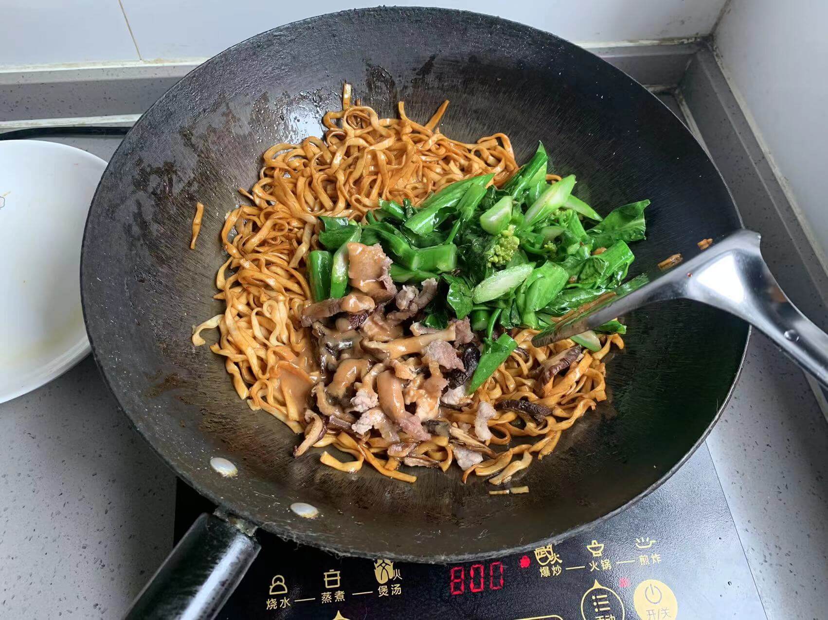 食材酱料一起倒进去