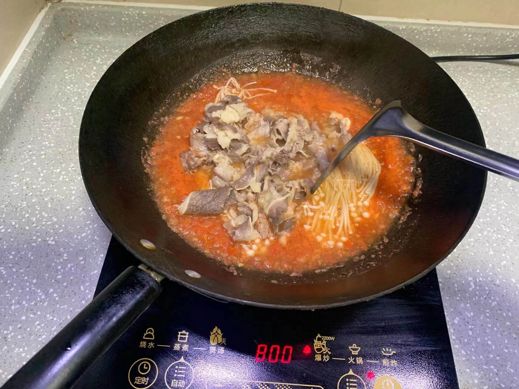 放入金针菇和肥牛