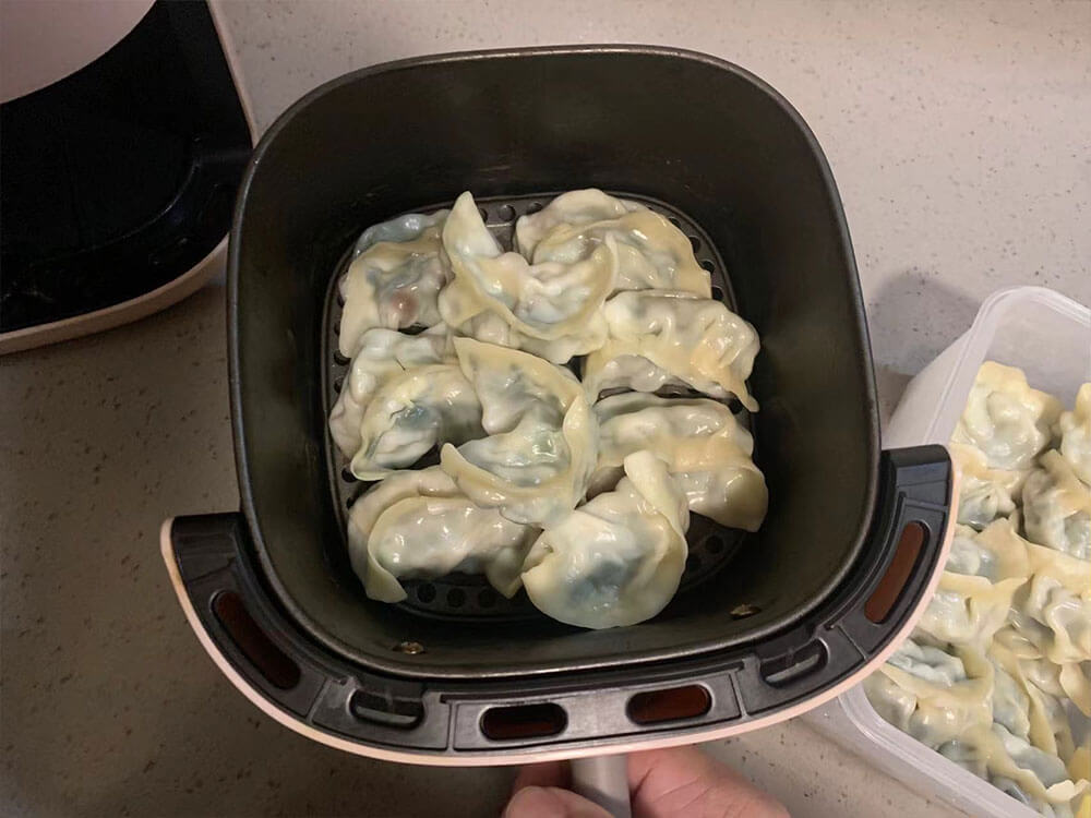 码好在空气炸锅底部