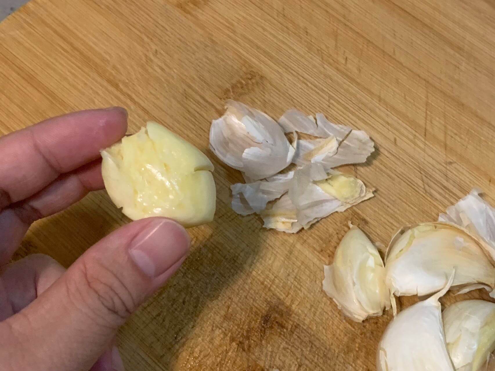 再一起剥掉蒜皮