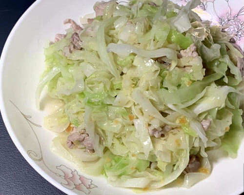 省钱菜谱:2.2元的肉片炒包菜丝(5min)