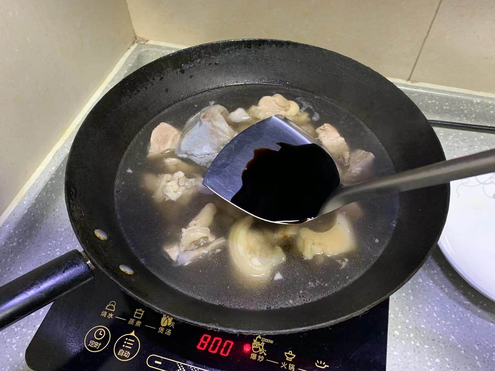 加入老抽,这是一锅铲的量