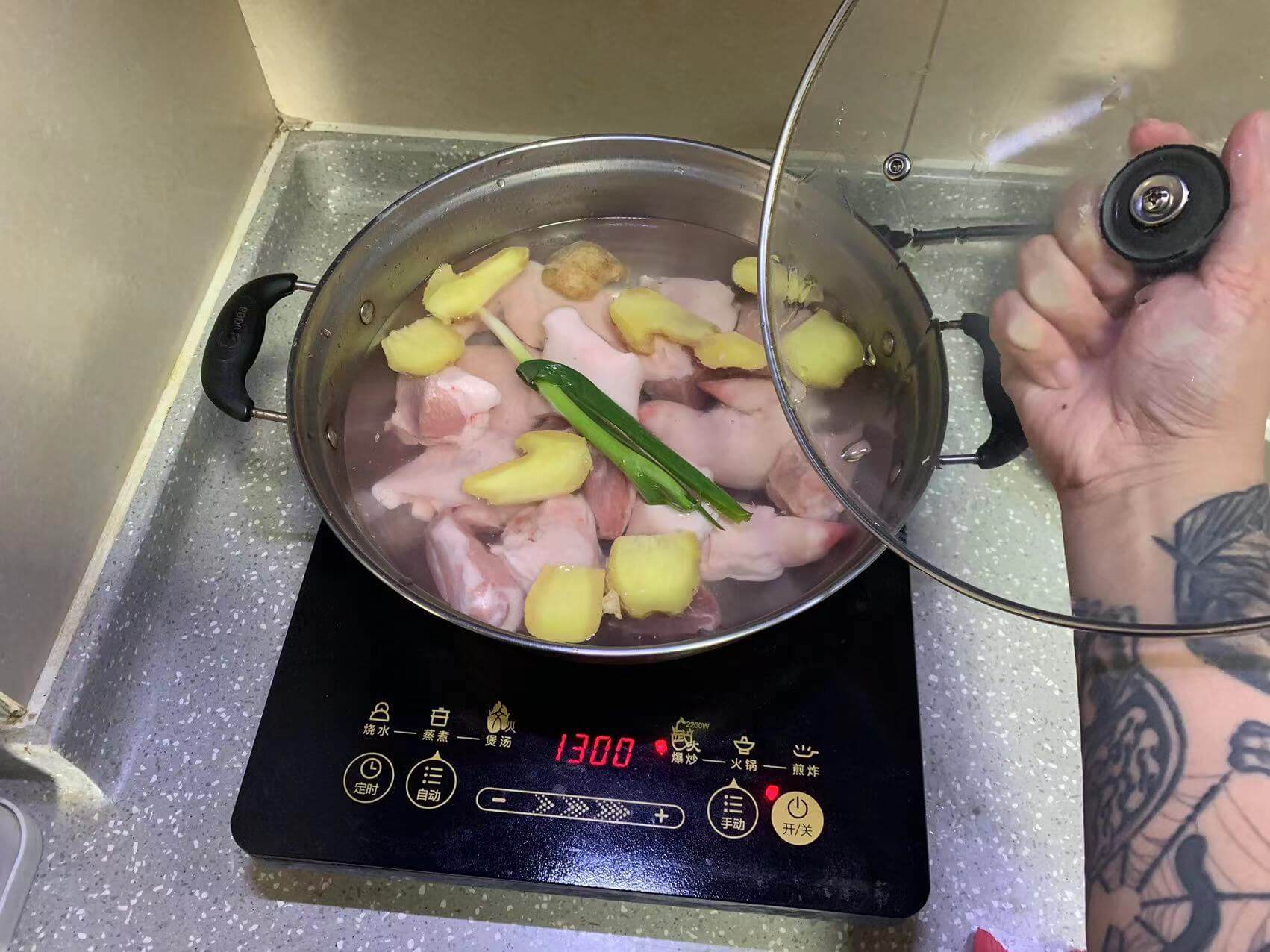 洗净,装水淹没,加入姜片和葱