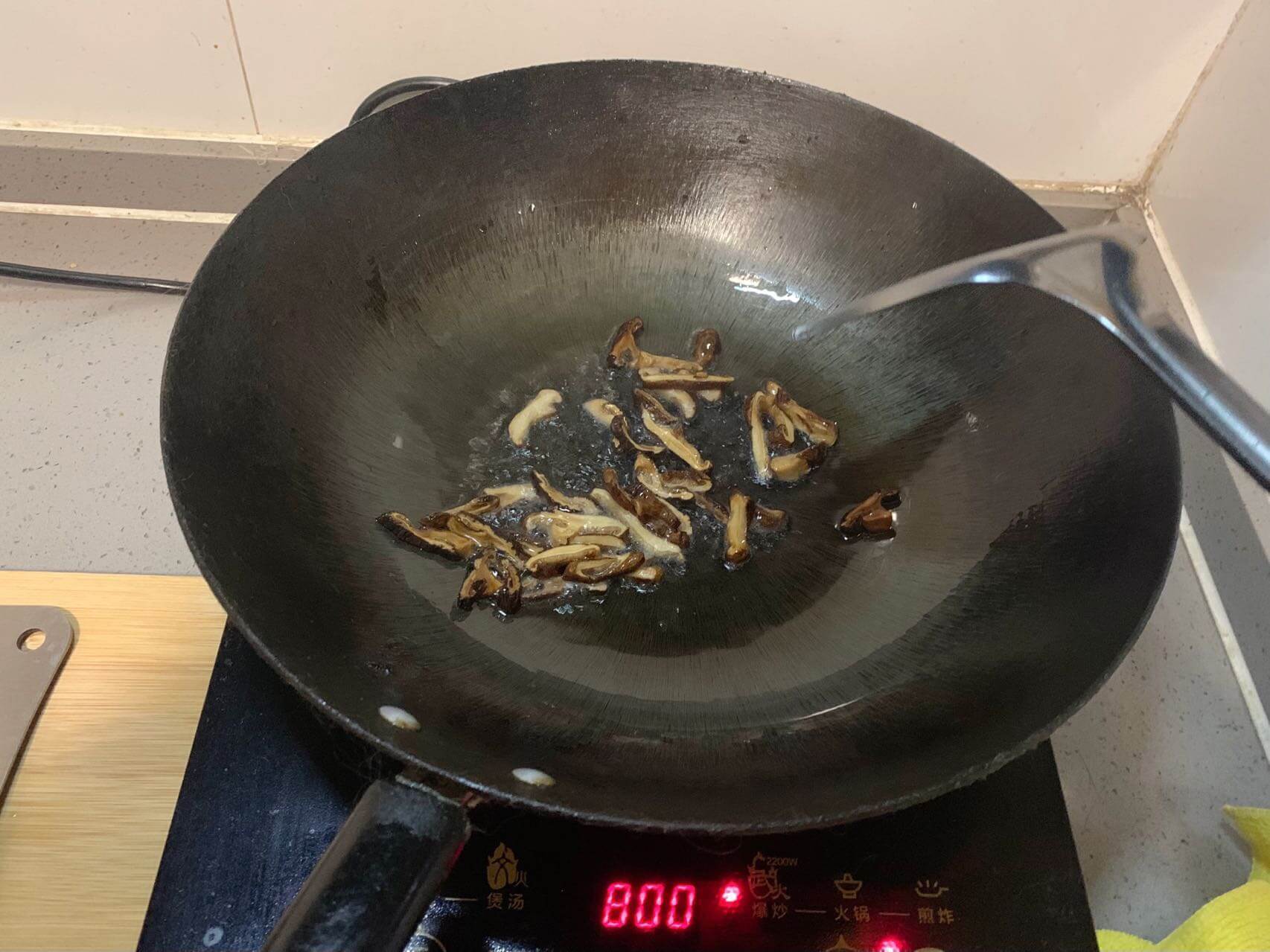 香菇先爆香