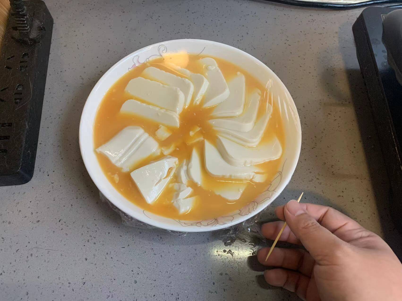 包好保鲜膜并扎孔